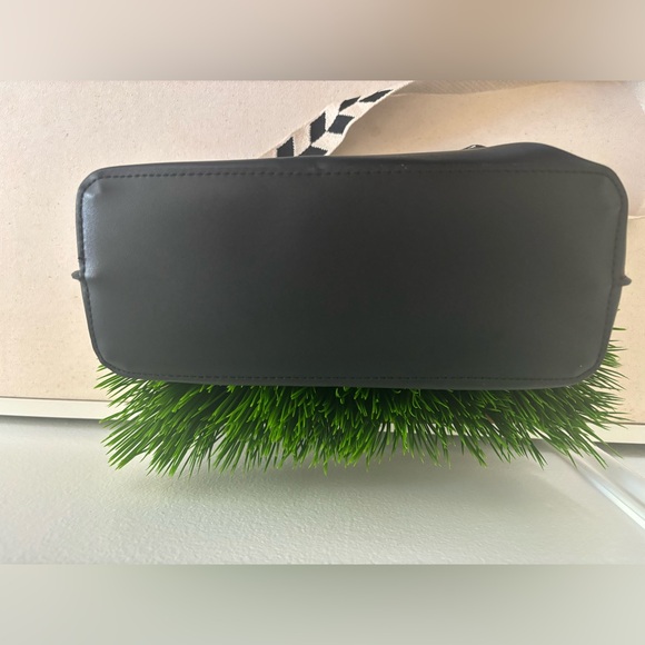 Women Fashion NWOT Black Shoulder Crossbody Bag - Picture 8 of 10